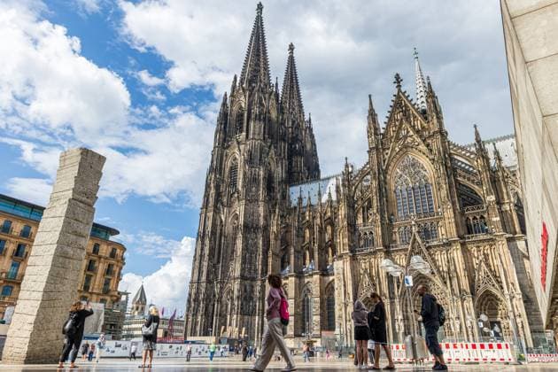 Touristen am Roncalliplatz mit Blick auf den Kölner Dom Touristen auf dem Roncalliplatz in Köln am 5. September 2025 mit Blick auf den Kölner Dom. Einige machen Fotos, andere flanieren über den Platz oder bewundern die Architektur des Doms. Köln Innenstadt Nordrhein-Westfalen Deutschland *** Tourists at Roncalliplatz with a view of Cologne Cathedral Tourists at Roncalliplatz in Cologne on September 5, 2025 with a view of Cologne Cathedral Some take photos, others stroll across the square or admire the architecture of the cathedral Cologne city center North Rhine-Westphalia Germany