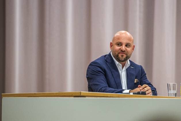 Markus Frohnmaier (AfD-Landesvorsitzender Baden-Württemberg) und Oberbürgermeister Boris Palmer (parteilos) bei ihrer Debatte in der Hermann-Hepper-Halle am 5. September 2025 während draußen rund 1.000 bis 1.500 Menschen friedlich protestierten, darunter Fridays for Future, Omas gegen Rechts und lokale Bündnisse. Rednerinnen kritisierten Palmer und warnten vor einer Bühne für die AfD. *** Markus Frohnmaier, AfD state chairman of Baden Württemberg, and Mayor Boris Palmer, non-party, during their debate in the Hermann Hepper Halle on 5 September 2025, while around 1,000 to 1,500 people protested peacefully outside, including Fridays for Future, Omas gegen Rechts and local alliances Speakers criticized Palmer and war Copyright: xSimonxAdomatx