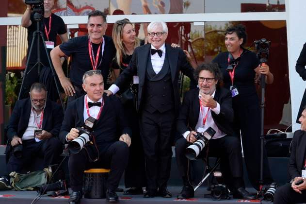 Nino D Angelo mit Fotografen bei der Premiere des Dokumentarfilms Nino. 18 Giorni auf der Biennale di Venezia 2025 82. Internationale Filmfestspiele von Venedig im Palazzo del Cinema. Venedig, 05.09.2025