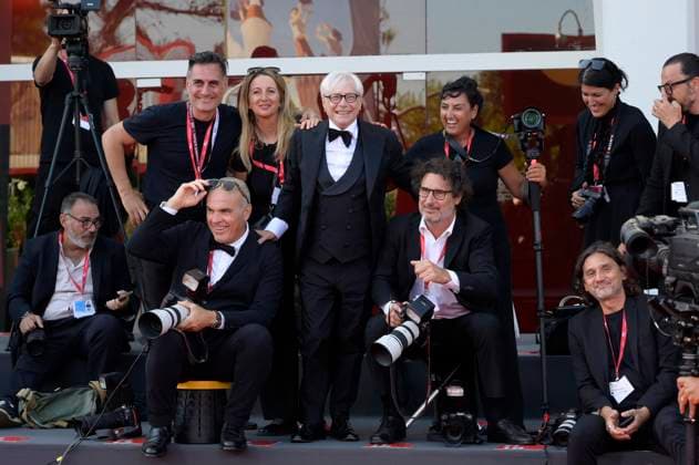 Nino D Angelo mit Fotografen bei der Premiere des Dokumentarfilms Nino. 18 Giorni auf der Biennale di Venezia 2025 82. Internationale Filmfestspiele von Venedig im Palazzo del Cinema. Venedig, 05.09.2025