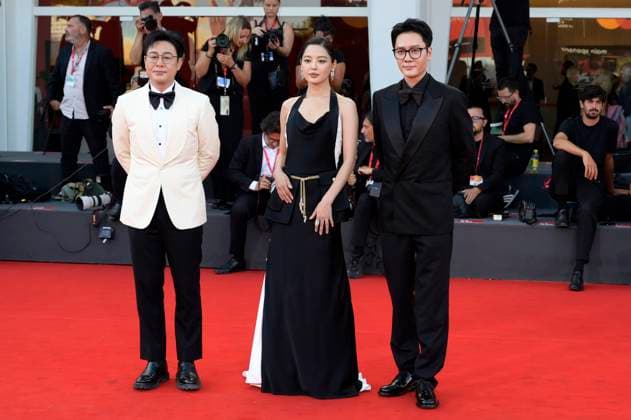 Zhang Songwen, Xin Zhilei und Feng Shaofeng bei der Premiere des Kinofilms Sun Rises on Us All Ri Gua Zhong Tian auf der Biennale di Venezia 2025 82. Internationale Filmfestspiele von Venedig im Palazzo del Cinema. Venedig, 05.09.2025