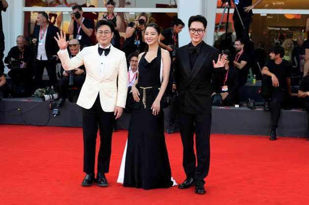 Zhang Songwen, Xin Zhilei und Feng Shaofeng bei der Premiere des Kinofilms Sun Rises on Us All Ri Gua Zhong Tian auf der Biennale di Venezia 2025 82. Internationale Filmfestspiele von Venedig im Palazzo del Cinema. Venedig, 05.09.2025