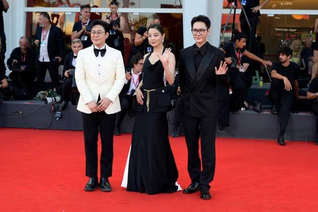 Zhang Songwen, Xin Zhilei und Feng Shaofeng bei der Premiere des Kinofilms Sun Rises on Us All Ri Gua Zhong Tian auf der Biennale di Venezia 2025 82. Internationale Filmfestspiele von Venedig im Palazzo del Cinema. Venedig, 05.09.2025