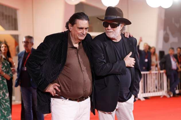 Stefano Pistolini und Francesco De Gregori bei der Premiere des Dokumentarfilms Piero PelÃ¹. Rumore dentro Noise inside. Don t Call Me a Rock Star auf der Biennale di Venezia 2025 82. Internationale Filmfestspiele von Venedig im Palazzo del Cinema. Venedig, 05.09.2025