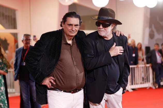 Stefano Pistolini und Francesco De Gregori bei der Premiere des Dokumentarfilms Piero PelÃ¹. Rumore dentro Noise inside. Don t Call Me a Rock Star auf der Biennale di Venezia 2025 82. Internationale Filmfestspiele von Venedig im Palazzo del Cinema. Venedig, 05.09.2025