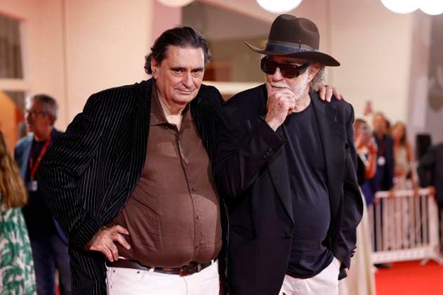 Stefano Pistolini und Francesco De Gregori bei der Premiere des Dokumentarfilms Piero PelÃ¹. Rumore dentro Noise inside. Don t Call Me a Rock Star auf der Biennale di Venezia 2025 82. Internationale Filmfestspiele von Venedig im Palazzo del Cinema. Venedig, 05.09.2025