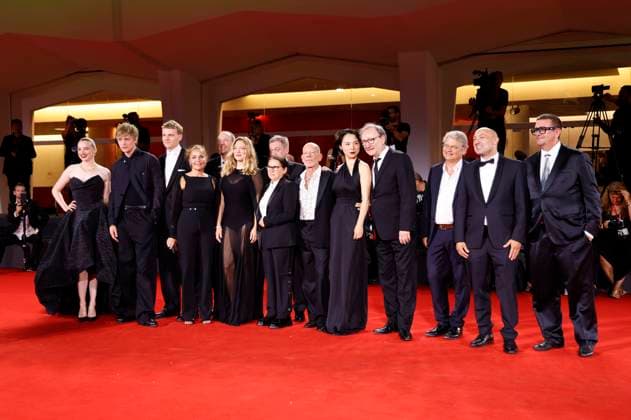 Regisseurin Ildiko Enyedi mit Lea Seydoux, Gergely Palos, Reinhard Brundig, Monika Mecs, Johannes Hegemann, Enzo Brumm, Ildiko Enyedi, Luna Wedler, Martin Wuttke, Yun Huang, Rainer Bock, Sylvester Groth und Team bei der Premiere des Kinofilms Silent Friend Stille Freundin auf der Biennale di Venezia 2025 82. Internationale Filmfestspiele von Venedig im Palazzo del Cinema. Venedig, 05.09.2025