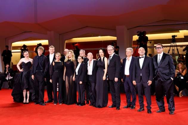 Regisseurin Ildiko Enyedi mit Lea Seydoux, Gergely Palos, Reinhard Brundig, Monika Mecs, Johannes Hegemann, Enzo Brumm, Ildiko Enyedi, Luna Wedler, Martin Wuttke, Yun Huang, Rainer Bock, Sylvester Groth und Team bei der Premiere des Kinofilms Silent Friend Stille Freundin auf der Biennale di Venezia 2025 82. Internationale Filmfestspiele von Venedig im Palazzo del Cinema. Venedig, 05.09.2025