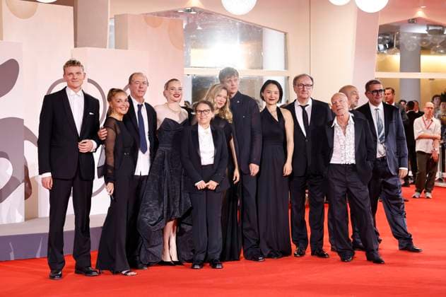Regisseurin Ildiko Enyedi mit Lea Seydoux, Gergely Palos, Reinhard Brundig, Monika Mecs, Johannes Hegemann, Enzo Brumm, Ildiko Enyedi, Luna Wedler, Martin Wuttke, Yun Huang, Rainer Bock, Sylvester Groth und Team bei der Premiere des Kinofilms Silent Friend Stille Freundin auf der Biennale di Venezia 2025 82. Internationale Filmfestspiele von Venedig im Palazzo del Cinema. Venedig, 05.09.2025