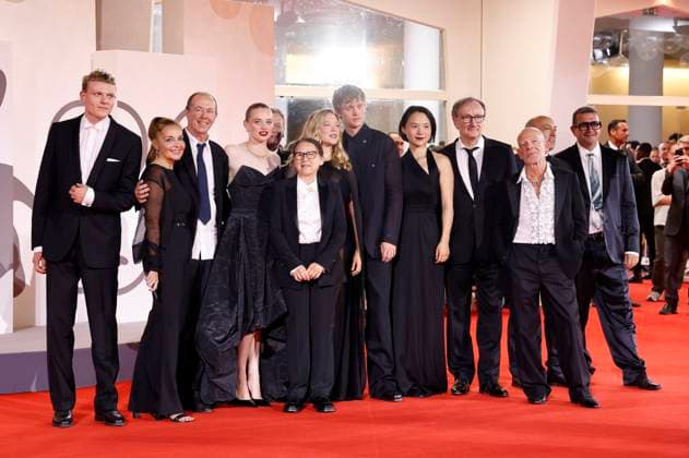 Regisseurin Ildiko Enyedi mit Lea Seydoux, Gergely Palos, Reinhard Brundig, Monika Mecs, Johannes Hegemann, Enzo Brumm, Ildiko Enyedi, Luna Wedler, Martin Wuttke, Yun Huang, Rainer Bock, Sylvester Groth und Team bei der Premiere des Kinofilms Silent Friend Stille Freundin auf der Biennale di Venezia 2025 82. Internationale Filmfestspiele von Venedig im Palazzo del Cinema. Venedig, 05.09.2025