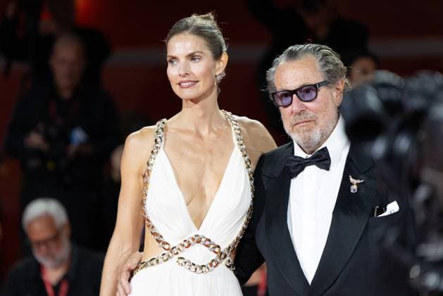 82. Internationalen Filmfestspiele von Venedig Venedig, Italien - 3. September 2025: Louise Kugelberg und Julian Schnabel während des Roten Teppichs von - Cartier Glory To The Filmmaker Award 2025 und In the Hand of Dante - während der 82. Internationalen Filmfestspiele von Venedig.