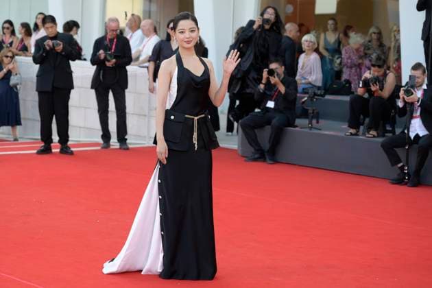 The sun rises on us all red carpet in Venice Lido - 05 Sep 2025 Xin Zhilei attends The sun rises on us all red carpet during the 82nd Venice Film Festival at Palazzo del Cinema. Venice Lido Italy Copyright: xMarioxCartellix xSOPAxImagesx _DSC7182