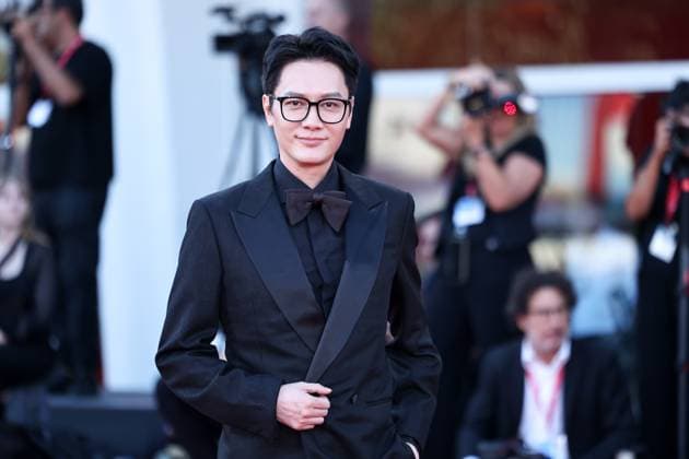 (250905) -- VENICE, Sept. 5, 2025 -- Feng Shaofeng, who stars in the film The Sun Rises On Us All, poses at the red carpet of the premiere during the 82nd Venice Film Festival in Venice, Italy, Sept. 5, 2025. ) ITALY-VENICE-FILM FESTIVAL- THE SUN RISES ON US ALL -PREMIERE LixJing 