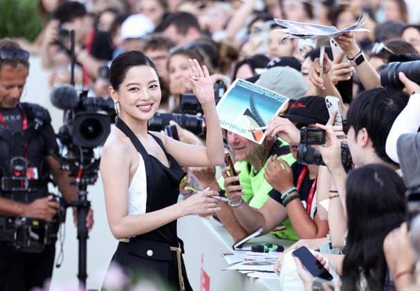 (250905) -- VENICE, Sept. 5, 2025 -- Xin Zhilei, who stars in the film The Sun Rises On Us All, reacts with film fans at the red carpet of the premiere during the 82nd Venice Film Festival in Venice, Italy, Sept. 5, 2025. ) ITALY-VENICE-FILM FESTIVAL- THE SUN RISES ON US ALL -PREMIERE LixJing 
