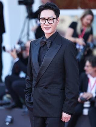 (250905) -- VENICE, Sept. 5, 2025 -- Feng Shaofeng, who stars in the film The Sun Rises On Us All, poses at the red carpet of the premiere during the 82nd Venice Film Festival in Venice, Italy, Sept. 5, 2025. ) ITALY-VENICE-FILM FESTIVAL- THE SUN RISES ON US ALL -PREMIERE LixJing 