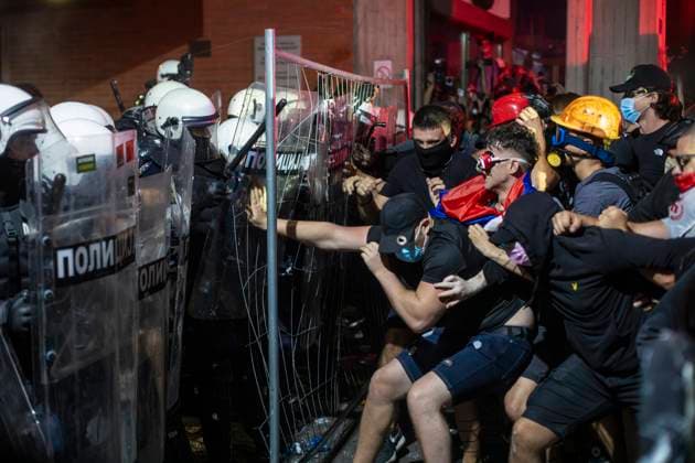 Bilder des Jahres 2025, News September 09 News Themen der Woche KW36 Clashes With Police In Front Of Faculty Of Philosophy In Novi Sad Protesters attempt to enter the Faculty of Philosophy building as police officers stand guard in Novi Sad, Serbia, on September 5, 2025. Novi Sad Vojvodina Serbia  Copyright: xMaximxKonankovx originalFilename: konankov-clashesw250905_npUmg.jpg