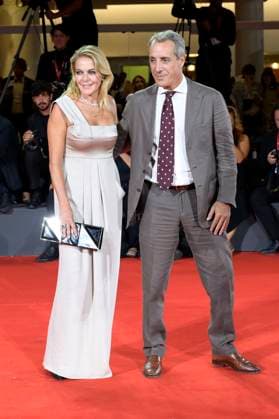 Claudia Gerini mit Partner Riccardo Sangiuliano bei der Premiere des Kinofilms L isola di Andrea Andrea s Island auf der Biennale di Venezia 2025 82. Internationale Filmfestspiele von Venedig im Palazzo del Cinema. Venedig, 05.09.2025 Foto:xA.xM.xTinghinox xFuturexImagex island_5965