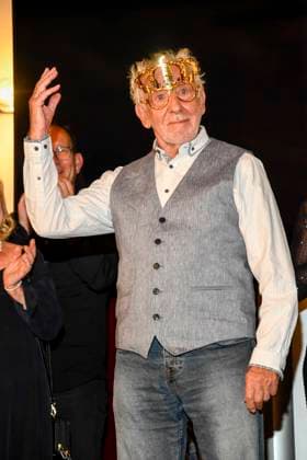 abb Dieter Hallervorden mit Koenigs Krone auf dem Kopf nach der der Theater Premiere von Der eingebildet Kranke am 90.Geburtstag von Dieter Hallervorden im Schlosspark Theater 05.09.2025 in Berlin Berlin Deutschland