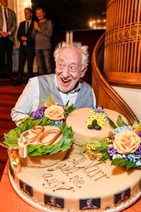 abb Dieter Hallervorden mit seiner Riesen Geburtstags Torte nach der der Theater Premiere von Der eingebildet Kranke am 90.Geburtstag von Dieter Hallervorden im Schlosspark Theater 05.09.2025 in Berlin Berlin Deutschland