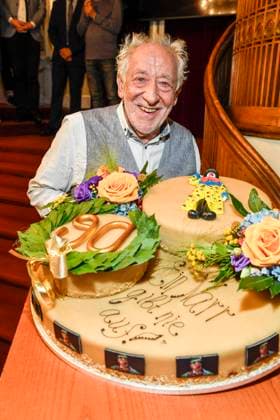 abb Dieter Hallervorden mit seiner Riesen Geburtstags Torte nach der der Theater Premiere von Der eingebildet Kranke am 90.Geburtstag von Dieter Hallervorden im Schlosspark Theater 05.09.2025 in Berlin Berlin Deutschland