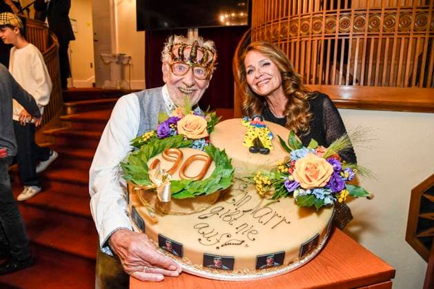 abb Dieter Hallervorden mit Frau Christiane Zander und seiner Riesen Geburtstags Torte nach der der Theater Premiere von Der eingebildet Kranke am 90.Geburtstag von Dieter Hallervorden im Schlosspark Theater 05.09.2025 in Berlin Berlin Deutschland