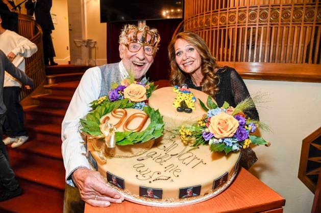 abb Dieter Hallervorden mit Frau Christiane Zander und seiner Riesen Geburtstags Torte nach der der Theater Premiere von Der eingebildet Kranke am 90.Geburtstag von Dieter Hallervorden im Schlosspark Theater 05.09.2025 in Berlin Berlin Deutschland