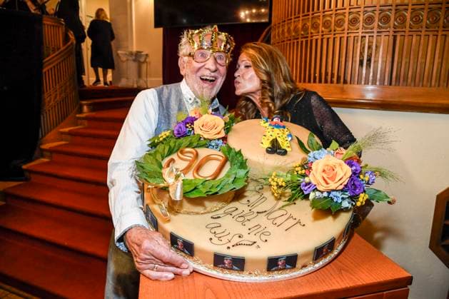 abb Dieter Hallervorden mit Frau Christiane Zander und seiner Riesen Geburtstags Torte nach der der Theater Premiere von Der eingebildet Kranke am 90.Geburtstag von Dieter Hallervorden im Schlosspark Theater 05.09.2025 in Berlin Berlin Deutschland