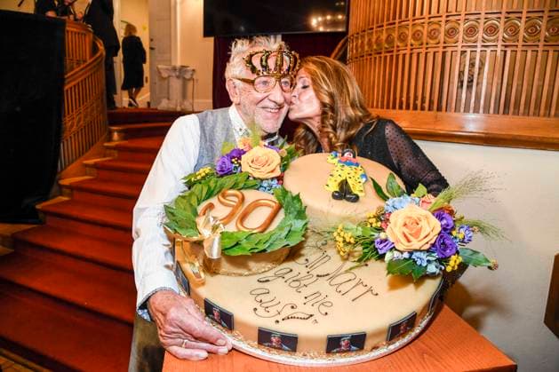 abb Dieter Hallervorden mit Frau Christiane Zander Kuss und seiner Riesen Geburtstags Torte nach der der Theater Premiere von Der eingebildet Kranke am 90.Geburtstag von Dieter Hallervorden im Schlosspark Theater 05.09.2025 in Berlin Berlin Deutschland