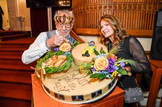 abb Dieter Hallervorden mit Frau Christiane Zander und seiner Riesen Geburtstags Torte nach der der Theater Premiere von Der eingebildet Kranke am 90.Geburtstag von Dieter Hallervorden im Schlosspark Theater 05.09.2025 in Berlin Berlin Deutschland