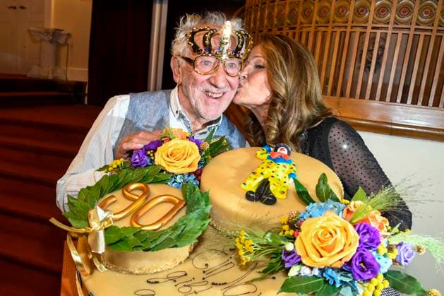 abb Dieter Hallervorden mit Frau Christiane Zander Kuss und seiner Riesen Geburtstags Torte nach der der Theater Premiere von Der eingebildet Kranke am 90.Geburtstag von Dieter Hallervorden im Schlosspark Theater 05.09.2025 in Berlin Berlin Deutschland