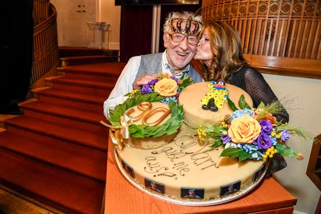 abb Dieter Hallervorden mit Frau Christiane Zander Kuss und seiner Riesen Geburtstags Torte nach der der Theater Premiere von Der eingebildet Kranke am 90.Geburtstag von Dieter Hallervorden im Schlosspark Theater 05.09.2025 in Berlin Berlin Deutschland