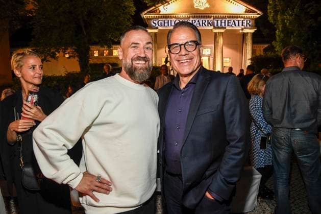 abb Buerger Lars Dietrich und Karsten Speck Schauspieler nach der der Theater Premiere von Der eingebildet Kranke am 90.Geburtstag von Dieter Hallervorden im Schlosspark Theater 05.09.2025 in Berlin Berlin Deutschland