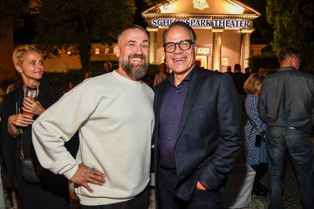 abb Buerger Lars Dietrich und Karsten Speck Schauspieler nach der der Theater Premiere von Der eingebildet Kranke am 90.Geburtstag von Dieter Hallervorden im Schlosspark Theater 05.09.2025 in Berlin Berlin Deutschland