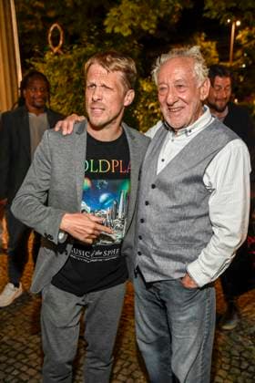 abb Oliver Pocher und Dieter Hallervorden nach der der Theater Premiere von Der eingebildet Kranke am 90.Geburtstag von Dieter Hallervorden im Schlosspark Theater 05.09.2025 in Berlin Berlin Deutschland