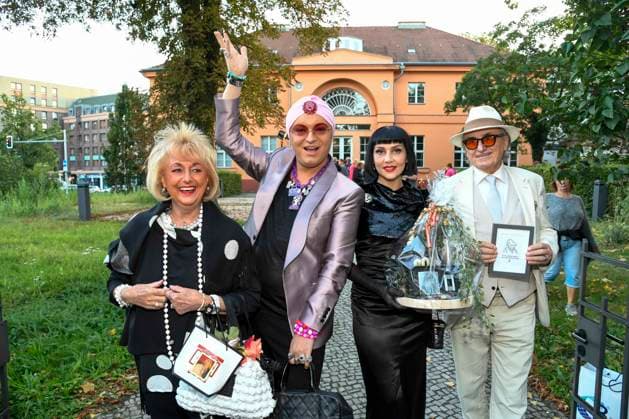 abb Stefanie Simon, Julian F. M. Stoeckel, Pauline Stolze und Lo Graf von Blickensdorf zu Gast bei der Theater Premiere von Der eingebildet Kranke am 90.Geburtstag von Dieter Hallervorden im Schlosspark Theater 05.09.2025 in Berlin Berlin Deutschland