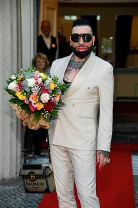 abb Harald Gloeoekler mit Blumen zu Gast bei der Theater Premiere von Der eingebildet Kranke am 90.Geburtstag von Dieter Hallervorden im Schlosspark Theater 05.09.2025 in Berlin Berlin Deutschland