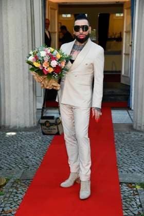 abb Harald Gloeoekler mit Blumen zu Gast bei der Theater Premiere von Der eingebildet Kranke am 90.Geburtstag von Dieter Hallervorden im Schlosspark Theater 05.09.2025 in Berlin Berlin Deutschland