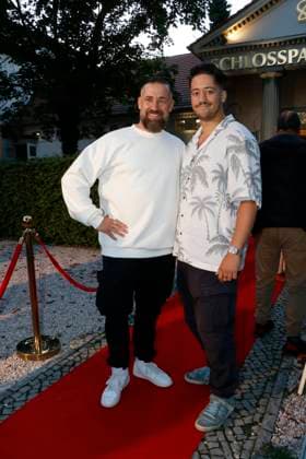 Bürger Lars Dietrich und sein Sohn (Gast) bei der Pemiere Der eingebilkdet Kranke und dem 90. Geburtstag von Dieter Hallervorden im Schloßparktheater in Berlinam 5.9.2025
