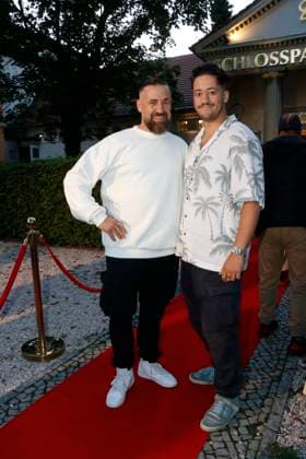 Bürger Lars Dietrich und sein Sohn (Gast) bei der Pemiere Der eingebilkdet Kranke und dem 90. Geburtstag von Dieter Hallervorden im Schloßparktheater in Berlinam 5.9.2025