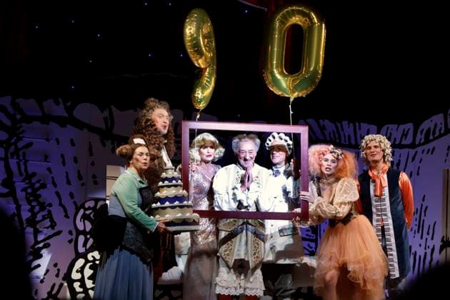 Dagmar Biener, Harald Effenberger, Christiane Zander (als MArily Monroe für das Geburtstagslied), Dieter Hallervorden, Helen Barke und Peter Lewys Preston bei der Pemiere Der eingebilkdet Kranke und dem 90. Geburtstag von Dieter Hallervorden im Schloßparktheater in Berlinam 5.9.2025