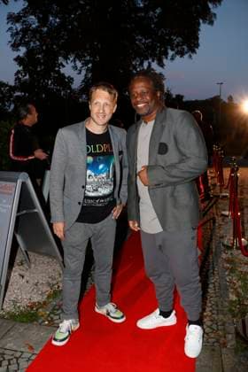 Oliver Pocher und Mola Adebisi bei der Pemiere Der eingebilkdet Kranke und dem 90. Geburtstag von Dieter Hallervorden im Schloßparktheater in Berlinam 5.9.2025