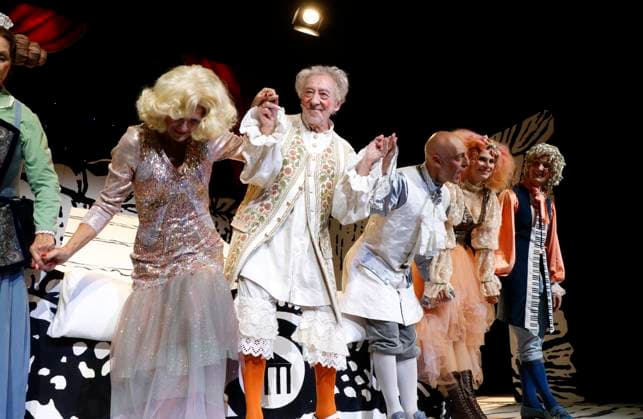Christiane Zander, Dieter Hallervorden, Mario Ramos, Helen Barke und Peter Lewys Preston bei der Pemiere Der eingebilkdet Kranke und dem 90. Geburtstag von Dieter Hallervorden im Schloßparktheater in Berlinam 5.9.2025
