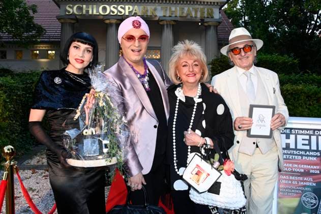 Pauline Stolze, Julian F.M. Stoeckel, Stefanie Simon und Lo Graf von Blickensdorf bei der Premiere des Theaterstücks Der eingebildet Kranke und 90. Geburtstag von Dieter Hallervorden im Schlosspark Theater. Berlin, 05.09.2025