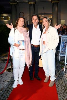 Dieter Landarius mit Ehefrau Natascha und Tochter Isabella Luna bei der Premiere des Theaterstücks Der eingebildet Kranke und 90. Geburtstag von Dieter Hallervorden im Schlosspark Theater. Berlin, 05.09.2025