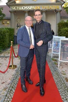 Marc Rudolf mit Ehemann Dennis Schönwetter bei der Premiere des Theaterstücks Der eingebildet Kranke und 90. Geburtstag von Dieter Hallervorden im Schlosspark Theater. Berlin, 05.09.2025