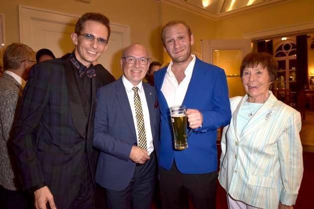 Marc Rudolf, Dennis Schönwetter, Johannes Hallervorden und Karola Ebeling bei der Premiere des Theaterstücks Der eingebildet Kranke und 90. Geburtstag von Dieter Hallervorden im Schlosspark Theater. Berlin, 05.09.2025