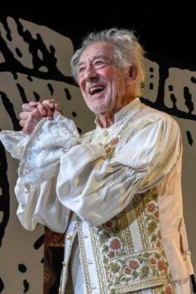abb Dieter Hallervorden auf der Buehne beim Schluss Aplaus bei der Theater Premiere von Der eingebildet Kranke am 90.Geburtstag von Dieter Hallervorden im Schlosspark Theater 05.09.2025 in Berlin Berlin Deutschland