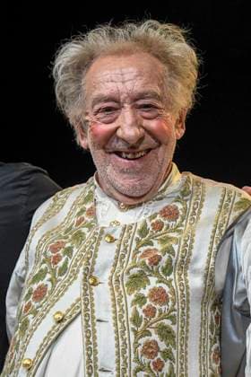 abb Dieter Hallervorden auf der Buehne beim Schluss Aplaus bei der Theater Premiere von Der eingebildet Kranke am 90.Geburtstag von Dieter Hallervorden im Schlosspark Theater 05.09.2025 in Berlin Berlin Deutschland