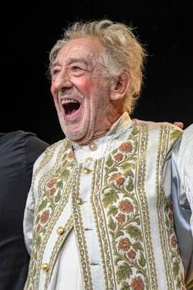 abb Dieter Hallervorden auf der Buehne beim Schluss Aplaus bei der Theater Premiere von Der eingebildet Kranke am 90.Geburtstag von Dieter Hallervorden im Schlosspark Theater 05.09.2025 in Berlin Berlin Deutschland