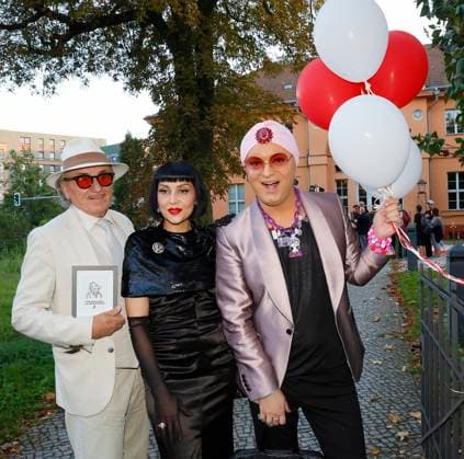 Lo Graf von Blickensdorf, Pauline Stolze, Julian F.M. Stöckel bei der Premiere Der eingebildet Kranke und 90. Geburtstag von Dieter Hallervorden im Schloßpark Theater Berlin.